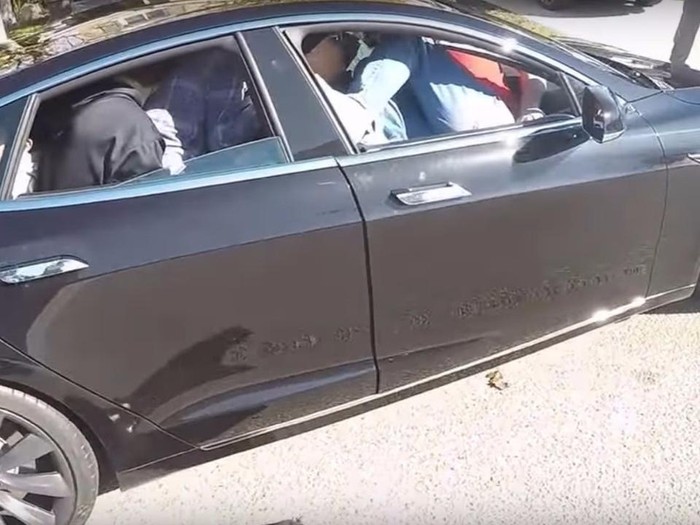 Gokil, 19 Orang Bisa Masuk ke Tesla Model S Ini