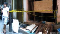 Garis polisi dipasang di lokasi ledakan.