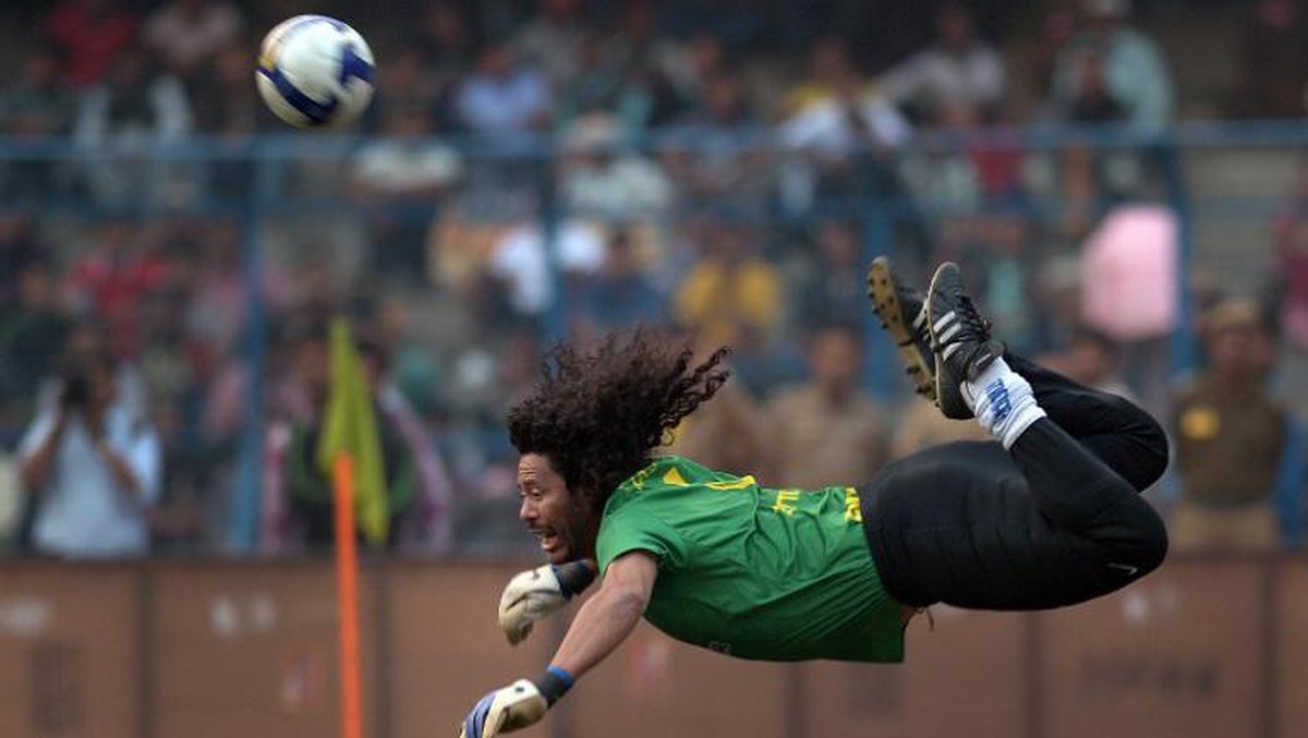 Rene Higuita membantah memiliki kedekatan dengan Pablo Escobar (Foto: AFP PHOTO/ Dibyangshu SARKAR / AFP PHOTO)