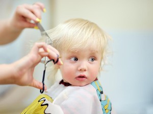 Ibu Harus Bayar Lebih Kalau Anak Menangis Ketika Potong Rambut di Salon Ini