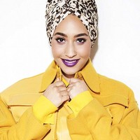 Mariah Idrissi menjadi hijabers berkulit hitam yang tak hanya cantik tapi juga menginspirasi. Ia populer setelah dipercaya menjadi model pertama iklan H&M. Bahkan sekarang ia tergabung dalam agensi model ternama Inggris dan Eropa, Select Model Management. Foto: Mariah Idrissi