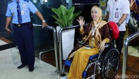 Julia Perez tiba di bandara Soekarno Hatta, Tangerang dengan mengenakan kursi roda. Pool/Ismail/detikFoto.