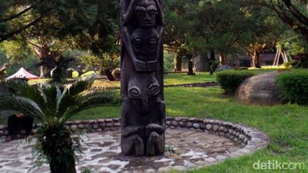 Bentuk ukiran totem ini mirip dengan ukiran Suku Dayak (Wahyu/detikTravel)