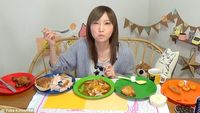 Wow, <i>Youtuber</i> Cantik dan Ramping Ini Kuat Makan Ayam KFC 4307 Kalori!