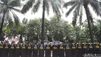 Para personel polisi nampak mengenakan tameng.