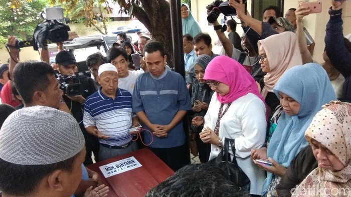 Guru-guru SMA Al Azhar Kebayoran Baru Antar Bunyamin ke Pemakaman