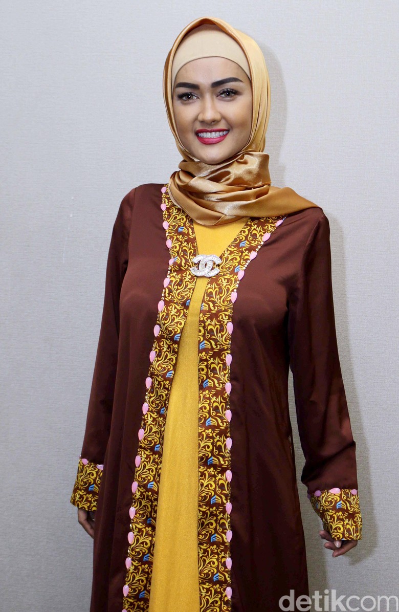 Pulang Umrah Julia Perez Bawa Kado Inspirasi Pulang Umrah Julia Perez Bawa Kado Inspirasi