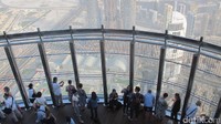 Mau hari kerja atau hari libur, Burj Khalifa selalu dikunjungi banyak turis. Mereka pun bisa berlama-lama di At The Top ini untuk menikmati lanskap Dubai dari ketinggian (Afif/detikTravel)
