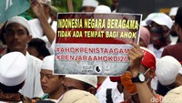 Seorang demonstran membawa poster bertuliskan Indonesia Negara Beragama Tidak ada tempat bagi Ahok.