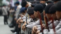 Para personel polisi saat berjaga di sidang Ahok.