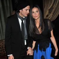 Dalam memoir bertajuk Inside Out, Demi Moore mengungkap bahwa dia dan mantan suami, Ashton Kutcher, pernah mengundang orang ketiga ke kamar tidur mereka. Hal itu pun yang memicu perselingkuhan Ashton dan berakhir dengan kandasnya pernikahan mereka. Foto: Getty Images