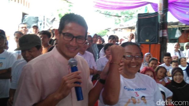 Sandiaga beri gelang harapan ke warga