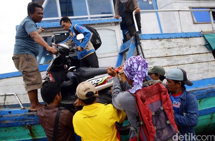 Sejumlah penumpang turun dari kapal jurusan Pulau Pramuka dan Pulau Pari di Pelabuhan Kali Adem, Muara Angke, Jakarta Utara (3/1/2017). Pasca kejadian terbakarnya kapal motor Zahro Express yang mengangkut penumpang yang ingin berlibur ke Pulau Seribu, Kemenhub akan memperketat SOP keselamatan baik di Pelabuhan, Bandara dan Stasiun Kereta Api.