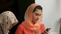 Matanya terlihat tak bisa lepas dari layar ponsel. Pool/Ismail/detikFoto.