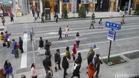 Kalau lelah belanja sambil berjalan kaki di sini, traveler bisa istirahat sejenak di kursi-kursi yang tersedia. Sekadar duduk santai sambil menikmati suasana ramai di Ginza pun cukup menyenangkan (Kurnia/detikTravel)