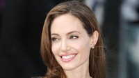 Pada posisi 10 ada Angelina Jolie yang tetap tampil menawan meski di usia 41 tahun. Tim P. Whitby/Getty Images/detikFoto.
