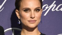 Aktris berusia 35 tahun itu terlihat percaya diri dengan makeup tipis dan lipstik pink. Frazer Harrison/Getty Images/detikFoto.