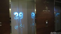 Untuk sampai di At The Top, kita akan naik lift dari lantai 3 ke lantai 124. Lift ini Kecepatannya mencapai 10 meter per detik, yang juga menjadikan liftnya sebagai salah satu lift tercepat di dunia. Waktu tempuhnya pun cuma 1 menit! (Afif/detikTravel)