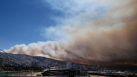 Terlihat, asap membubung ke udara. Sedikitnya 100 rumah hangus terbakar dan 400 warga setempat terpaksa dievakuasi. REUTERS/Rodrigo Garrido.