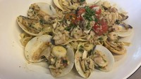 Pilihan menu di sini amat beragam. Termasuk pasta, risotto, dan salad. Salah satu yang patut dicoba adalah Rock Seafood Tagliatelle. Pasta aglio olio ini diberi topping kerang remis dan baby octopus.