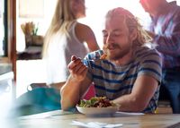 Makan Sendirian di Restoran Kini Makin Disukai Orang di Dunia