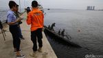 Bangkai KM Zahro di Muara Angke Jadi Tontonan Warga