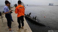 KM Zahro Express terbakar pada Minggu (1/1) pagi. Kapal terbakar dalam perjalanan dari Teluk Jakarta menuju Pulau Tidung. Ada lebih dari 100 penumpang di atas kapal tersebut dan menewaskan sebanyak 23 orang.