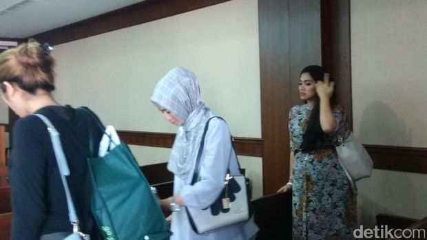 Hamil Besar, Istri Putu Sudiartana Setia Temani Suami di Persidangan