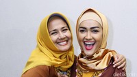 Ria Irawan dan Jupe sama-sama penderita kanker dan saling memberi semangat satu sama lain. Pool/Ismail/detikFoto.