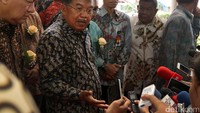 Menurut JK, pasar modal itu penting begitu juga dengan pasar-pasar lainnya di sektor riil. Semuanya harus berjalan dengan beriringan dan seimbang.