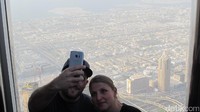 Beberapa turis yang datang berpasangan pun selfie dengan panorama Dubai dari ketinggian. Mungkin tidak salah, memasukan Burj Khalifa sebagai tempat romantis juga ya! (Afif/detikTravel)