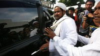 Habib Muchsin memasuki mobilnya. Dalam persidangan tadi, Muchsin memberikan buku sebagai barang bukti di depan majelis hakim.