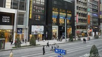 Traveler bisa lebih bebas keluar masuk dari satu toko ke toko lainnya, tanpa takut tertabrak kendaraan. Belanja di sini rasanya memang tak cukup hanya di satu toko. Banyak pilihan barang branded, seperti Louis Vuitton, Gucci, Christian Dior, Swarovski, Prada, Armani dan masih banyak lagi (Kurnia/detikTravel)