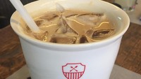 Segarkan dahaga dengan segelas Ice Latte. Racikan kopi dingin ini begitu kental dan creamy dengan rasa pahit yang kuat. Slurrpp!