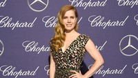 Amy Adams mencuri perhatian dengan dress floralnya. Frazer Harrison/Getty Images/detikFoto.