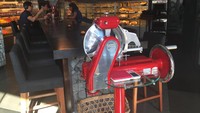 Komunal 88 berlokasi di kawasan Ampera Raya. Mengusung konsep cafe market, restoran juga menjual aneka bahan makanan impor premium.