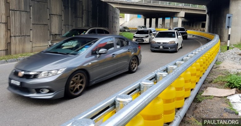 Roller barrier di jalanan Malaysia. Foto: dok Paultan Roller barrier di jalanan Malaysia. Foto: dok Paultan