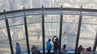 Burj Khalifa berlokasi di 1 Sheikh Mohammed bin Rashid Blvd, Dubai. Lokasinya masuk dalam satu komplek dengan mal terbesar sedunia, Dubai Mall. Kamu bisa naik ke At the Top, area observatorium outdoor  yang berada di ketinggian 555 meter (Afif/detikTravel)