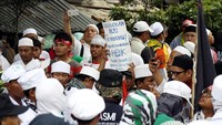 Menjelang sidang, massa pendukung dari dua belah pihak yang beperkara ikut berkumpul dan meramaikan di depan gedung Kementerian Pertanian (Kementan).