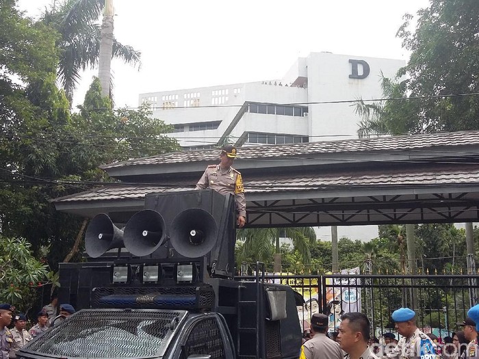 Massa yang Demo di Kementan Meluber ke Jalan