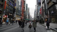 Kawasan Ginza berlokasi di Tokyo, Jepang. Sisi kanan dan kiri jalanan di kawasan ini dipenuhi gedung-gedung tinggi, yang kebanyakan merupakan toko atau butik fashion branded (Kurnia/detikTravel)
