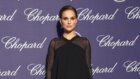 Sedangkan Natalie Portman memilih tampil dengan dress hitam. Frazer Harrison/Getty Images/detikFoto.