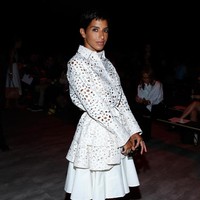 Deena tak hanya sekadar fashionista, tapi juga membuat nama desainer sperti Prabal Gurung, Jason Wu, Mary Katrantzou dan Erdem jadi populer seperti sekarang. Foto: Getty Images