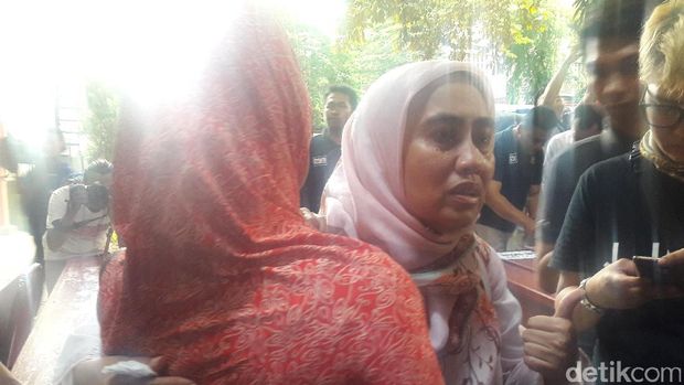 Guru-guru SMA Al Azhar Kebayoran Baru Antar Bunyamin ke Pemakaman