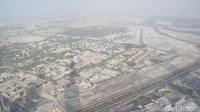 Tiket masuk ke At the Top di Burj Khalifa ini dijual sesuai jadwal masuk. Jadi begitu beli tiketnya, tertera pukul berapa Anda harus masuk. Tiket prime hours (15.30-18.30) lebih mahal, yaitu 200 AED atau setara Rp 725.000. Sedangkan pada jam-jam di luar itu, biayanya 125 AED atau setara Rp 453.000 (Afif/detikTravel)