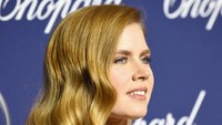 Tatanan rambut dan detail makeup flawless membuat aktris berusia 42 tahun itu terlihat memesona. Frazer Harrison/Getty Images/detikFoto.