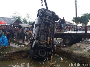 Mobil Terperosok ke Kolam di Dairi Sumut, 9 Orang Tewas