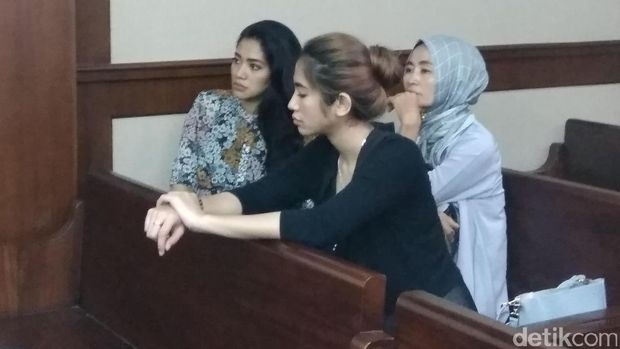 Hamil Besar, Istri Putu Sudiartana Setia Temani Suami di Persidangan