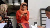 Ia tampak sibuk dengan ponselnya tersebut. Pool/Ismail/detikFoto.