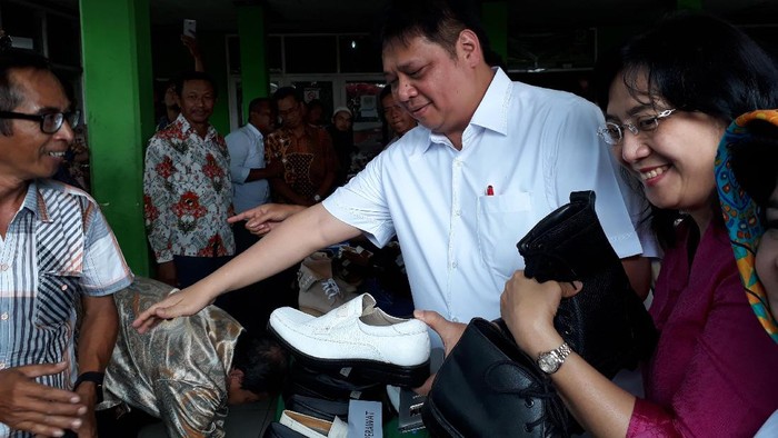 Menperin Sambangi Sentra Industri Alas Kaki di Desa Ciomas